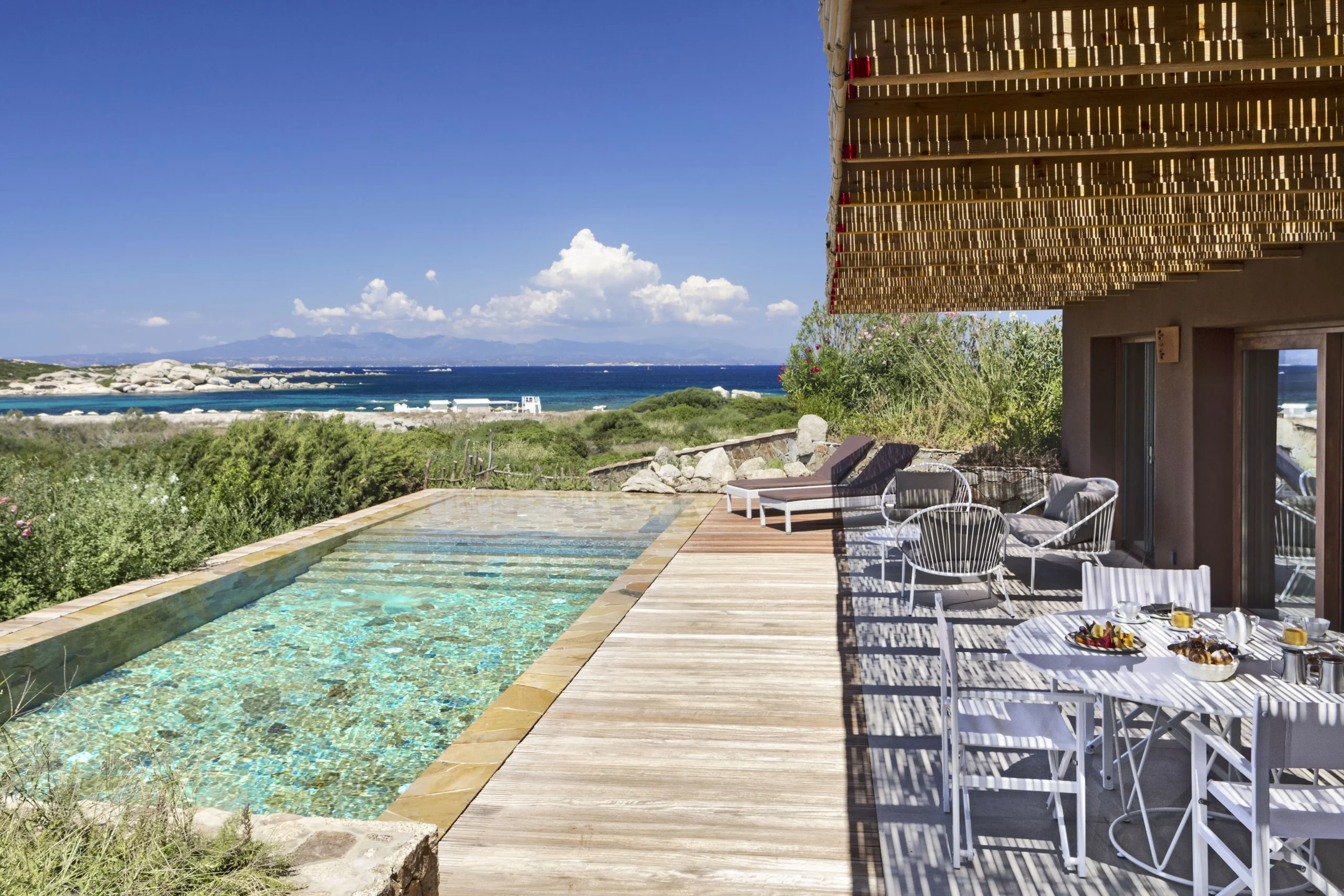 Découvrez le Valle Dell'Erica Thalasso & SPA Resort, un havre de luxe niché dans la nature préservée de la Sardaigne. Plongez dans une expérience authentique alliant confort haut de gamme et respect de l'environnement, récompensée pour son engagement durable.