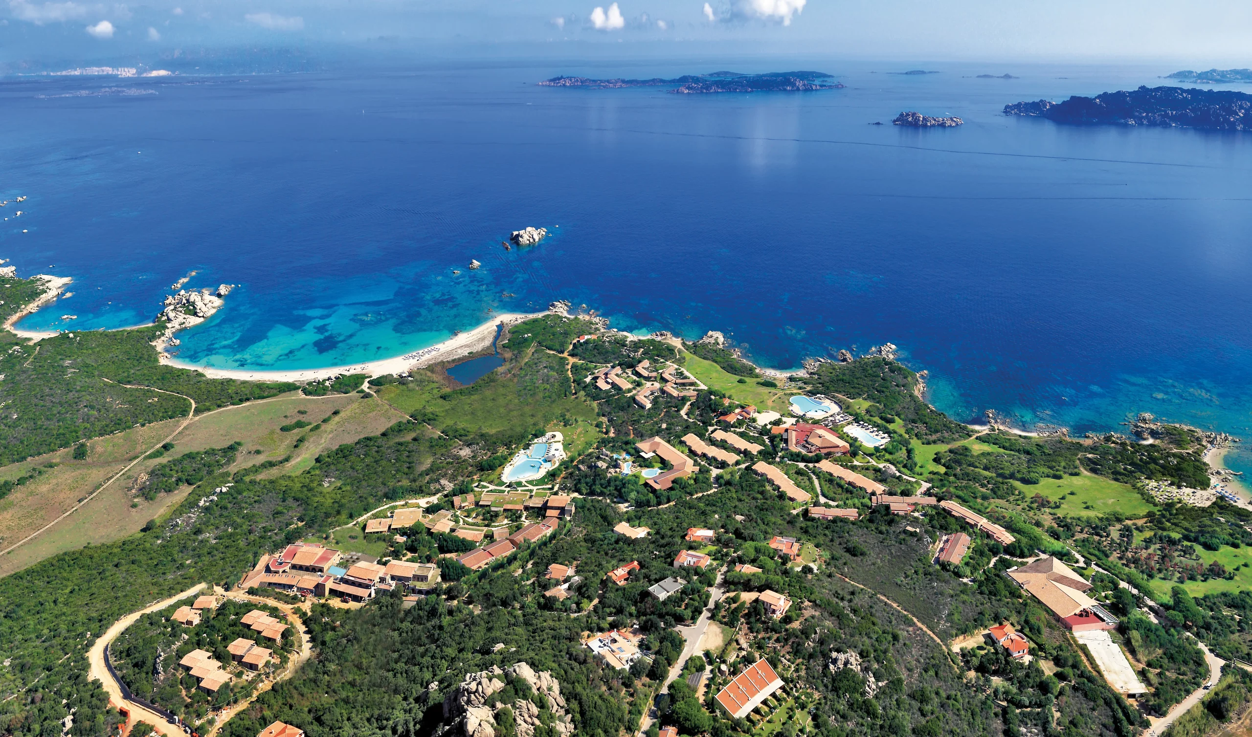 Découvrez le Valle Dell'Erica Thalasso & SPA Resort, un havre de luxe niché dans la nature préservée de la Sardaigne. Plongez dans une expérience authentique alliant confort haut de gamme et respect de l'environnement, récompensée pour son engagement durable. - Marie Claire Suisse 