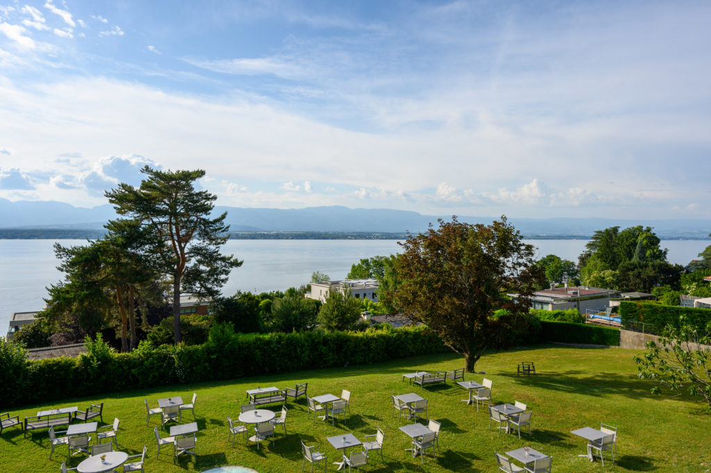 Le restaurant Le Floris, aux portes de Genève, propose une cuisine de partage avec le label Fait Maison, et une vue imprenable sur le lac Léman et les montagnes du Jura.