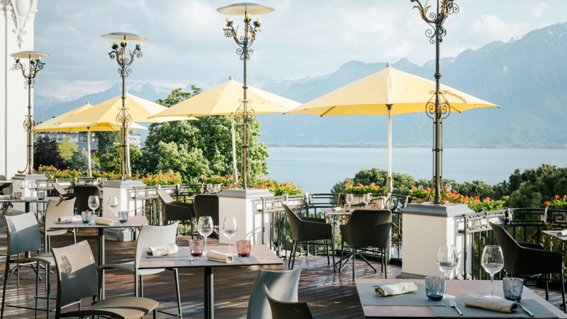Le Restaurant du Grand Hotel Majestic à Montreux, avec une vue panoramique sur le lac Léman et les Alpes, propose une expérience gustative unique avec des grillades, plats « santé » et mets « soul food » . Terrasses été 2024
