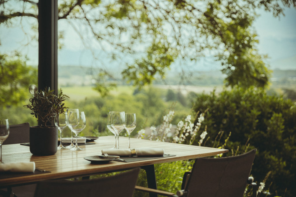 Le Domaine de Châteauvieux, un lieu authentique et chargé d’histoire, offre des plats raffinés et une vue sublime sur les rives du Rhône, les vignes de la campagne genevoise et les montagnes.