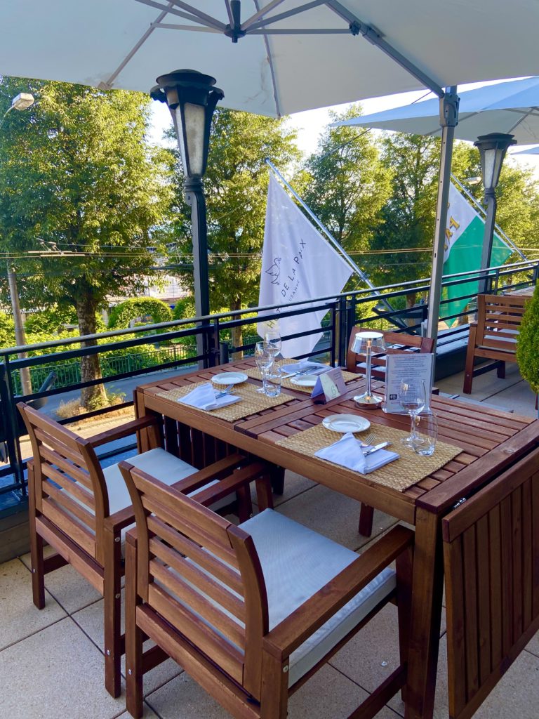  Située en plein centre-ville de Lausanne, La Terrasse de la Paix offre un cadre relaxant avec vue sur le Lac Léman, avec des poissons du lac, des viandes et des plats végétariens préparés avec des ingrédients locaux de qualité.