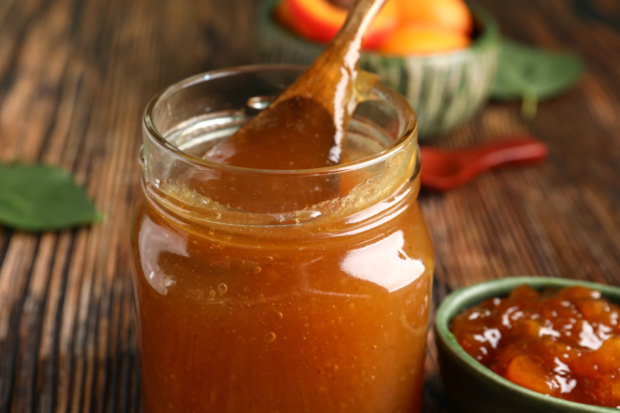 Pot de confiture abricot pour la recette de confiture abricot et verveine. Marie Claire Suisse