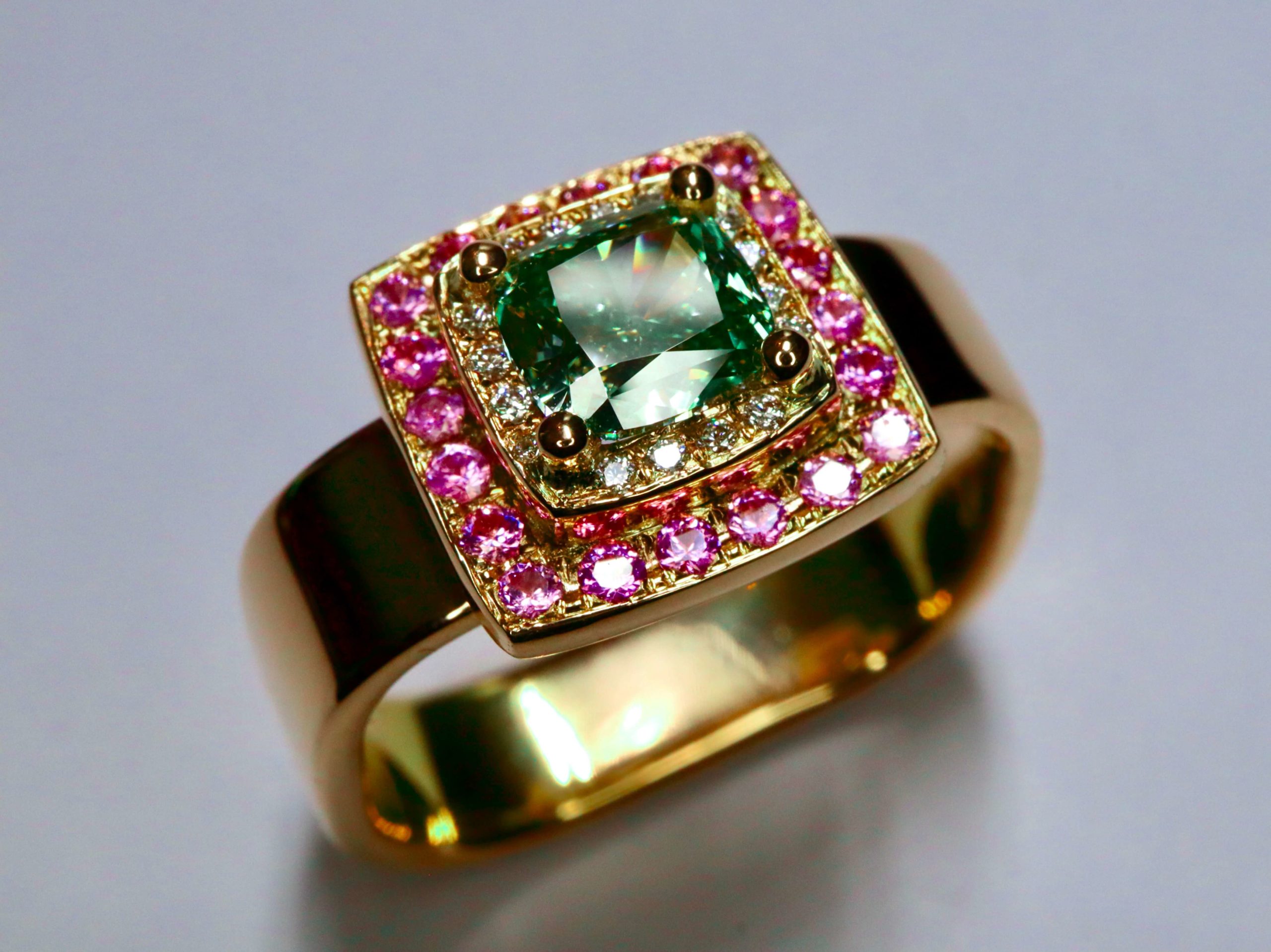 Bijou sur-mesure conçu par Mediam Suisse, expert en gemmes et diamants